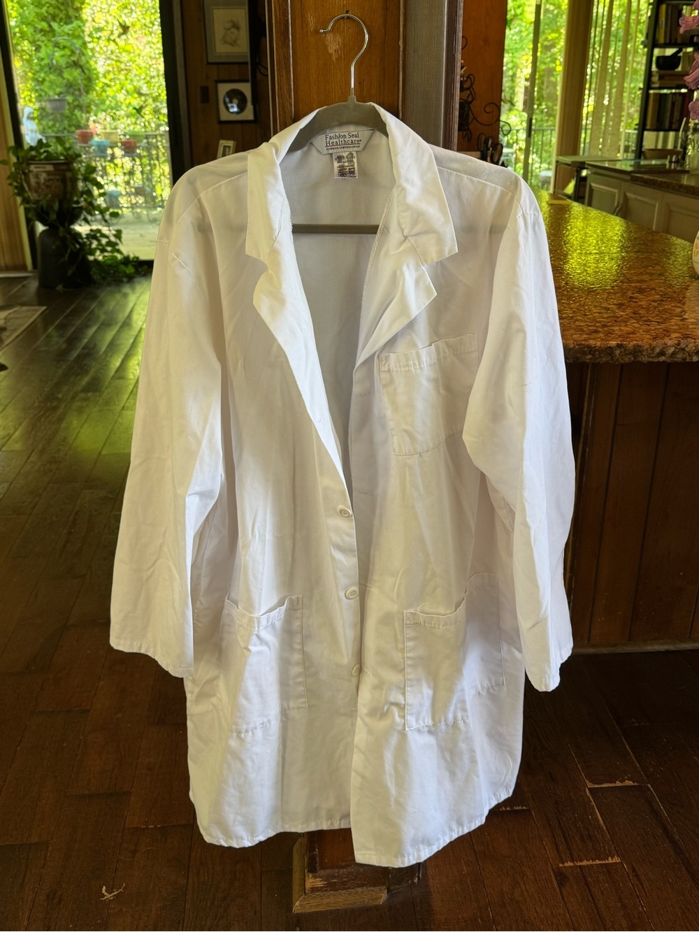 Fashion Seal Healthcare Superior Uniform White Lab Coat #3495. Size Large.